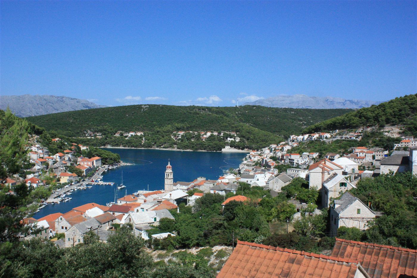 Pogled na naselje Pučišća i zaljev s okolnih brda